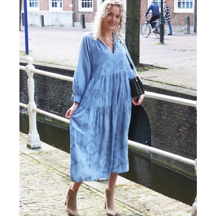 Neem een ​​bad aanvaardbaar Knipoog Lange broderie maxi jurk in jeansblauw - bouFFante