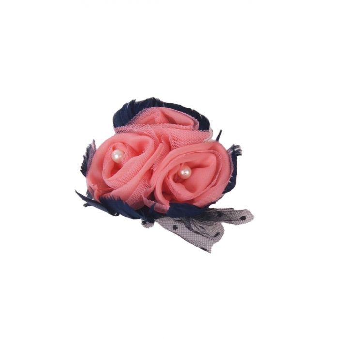 beweeglijkheid Ass Dagelijks haarbloem/corsage met koraalroze stoffen roosjes met parels omsloten door  blauwe veertjes en polka dot tulle - bouFFante