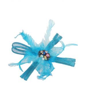 Turquoise fascinator met sinamay strik, veertjes en toef van parels